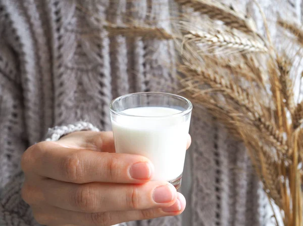 Ein Glas Warme Milch Der Hand Winter — Stockfoto