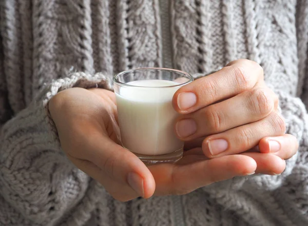 Ett Glas Varm Mjölk Hand Vintern — Stockfoto