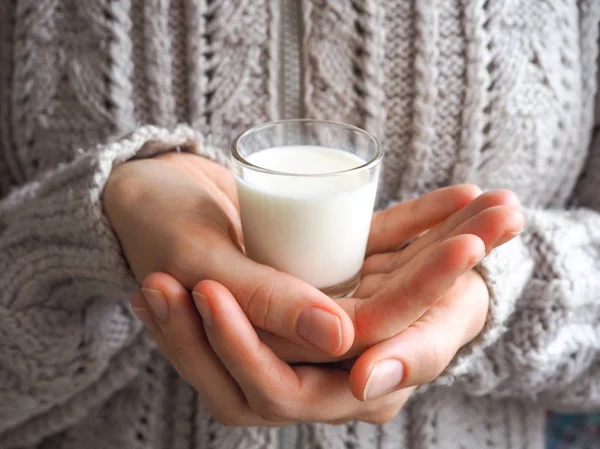 Ett Glas Varm Mjölk Hand Vintern — Stockfoto