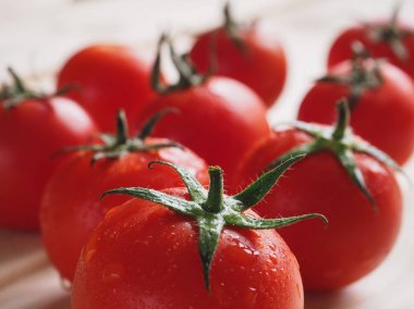 Lezzetli sulu kırmızı domates.