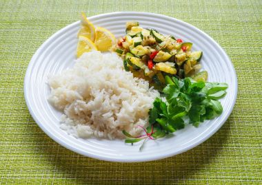 Risotto kabak ve acı biber ile. Lezzetli vejetaryen yemek. Beyaz bir garnitür kabak sebzeli pilav.