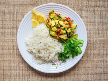 Risotto kabak ve acı biber ile. Lezzetli vejetaryen yemek. Beyaz bir garnitür kabak sebzeli pilav.