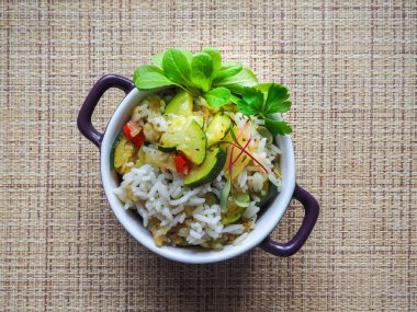 Risotto kabak ve acı biber ile. Lezzetli vejetaryen yemek. Beyaz bir garnitür kabak sebzeli pilav.