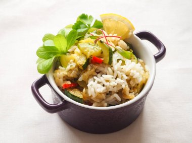 Risotto kabak ve acı biber ile. Lezzetli vejetaryen yemek. Beyaz bir garnitür kabak sebzeli pilav.