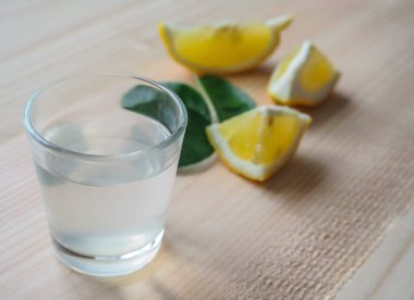 Bir koyu bambu tabloda limonlu güçlü alkollü içki Grappa.
