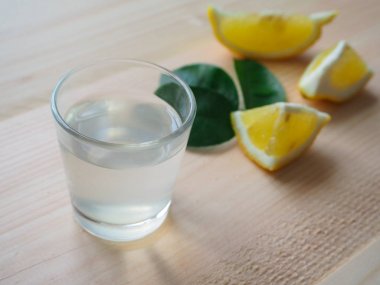 Bir koyu bambu tabloda limonlu güçlü alkollü içki Grappa.