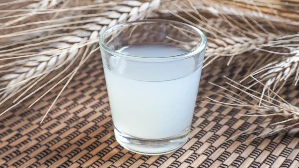 Stark Alkoholhaltig Dryck Grappa Med Citron Mörk Bambu Bord — Stockfoto