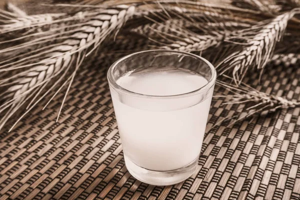 Uma Bebida Alcoólica Forte Grappa Com Limão Uma Mesa Bambu — Fotografia de Stock