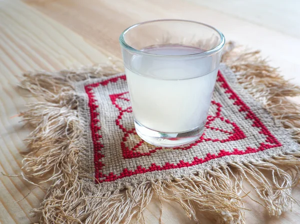Ένα Ποτήρι Της Ουκρανικής Βότκας Ένα Ξύλινο Τραπέζι Ρουστίκ Τροφίμων — Φωτογραφία Αρχείου