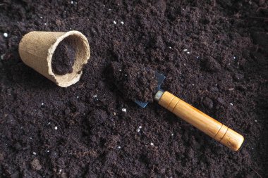 Turba tencere ve yere arka plan. Eser dikim bahar. Tohum ilkbaharda toprağa dikim..