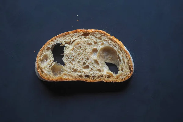 Pedazo de pan sobre fondo oscuro . — Foto de Stock