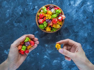 Koyu mavi zemin üzerine çok renkli patlamış mısır. Üstten Görünüm.