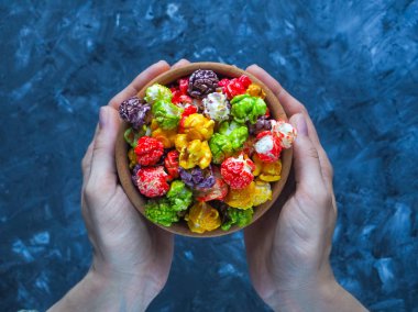 Koyu mavi zemin üzerine çok renkli patlamış mısır. Üstten Görünüm.