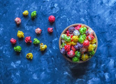 Koyu mavi zemin üzerine çok renkli patlamış mısır. Üstten Görünüm.