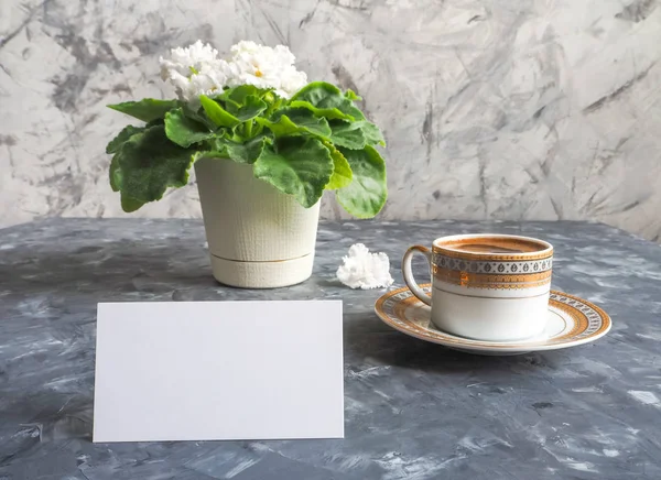 Cartão de visita e xícara de café no fundo cinza . — Fotografia de Stock