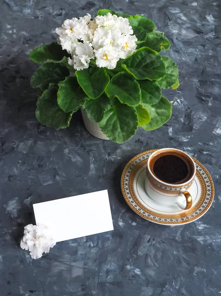 Tarjeta de visita y taza de café sobre fondo gris . — Foto de Stock