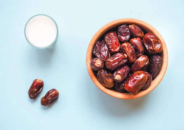 Ramazan için yiyecek. Ramazan gıda: tarihleri palmiye ve süt kavramsal fotoğrafı.