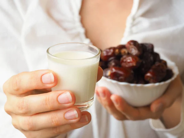 Läckra färska ekologiska dadlar. Konceptuella foto av Ramadan mat: datum palm och mjölk. — Stockfoto