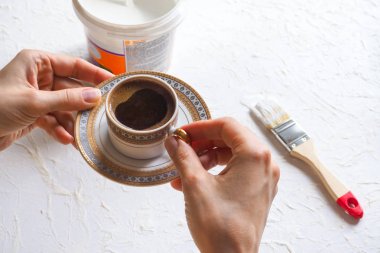 Kahve molası iş yeri kavramı. Bir fincan kahve ressam elinde. 