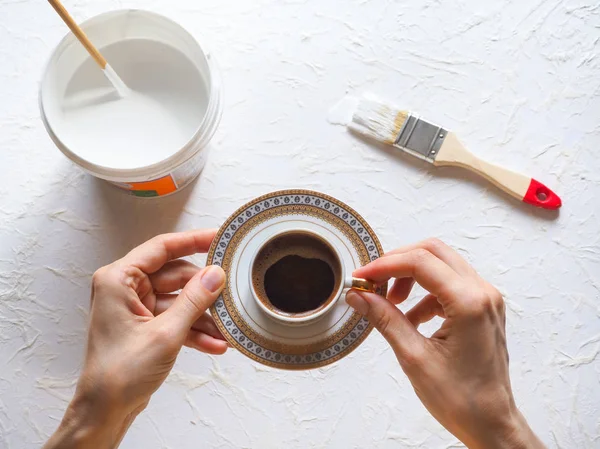 Концепция кофе-брейка на рабочем месте. Чашка кофе в руках художника . — стоковое фото