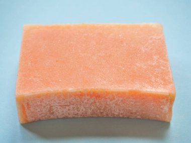 Ahşap bir arka plan üzerinde ekonomik sabun. Tek parça el yapımı Sabun.