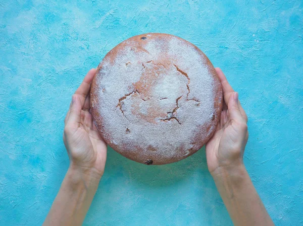 Великий круглий запечений кекс з горіхами та родзинками. Вид зверху . — стокове фото