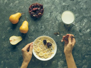 Granola armut, muz, yulaf ezmesi ve tarihleri. 