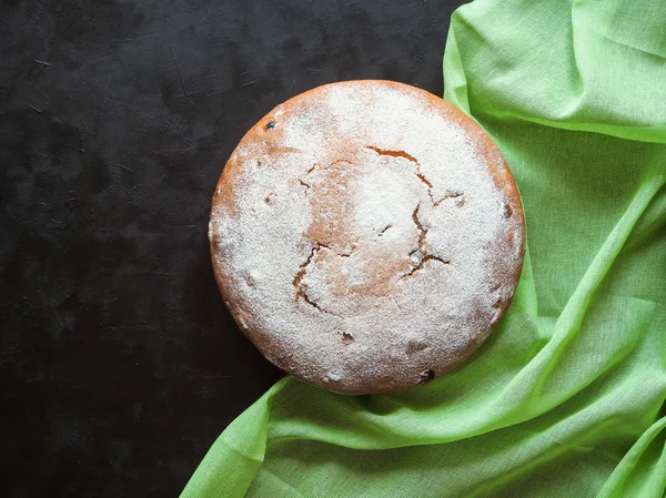 Tarta grande de pan corto con nueces y pasas sobre fondo negro . — Foto de Stock