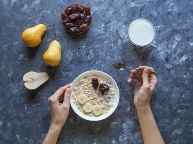 Granola armut, muz, yulaf ezmesi ve tarihleri. 