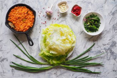 Lahana yemek pilav ve sebze ile doldurulmuş bırakır. Vejetaryen mutfağı. 