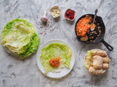 Pirinç ve sebze, üstten görünüm ile dolması lahana pişirme rulo. 