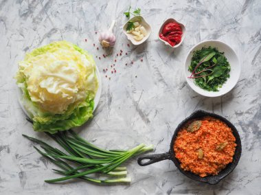 Pirinç ve sebze, üstten görünüm ile dolması lahana pişirme rulo. 