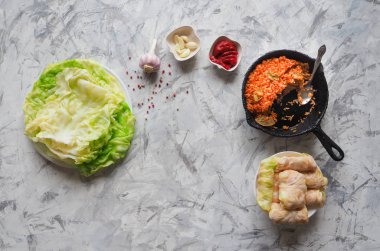 Pirinç ve sebze, üstten görünüm ile dolması lahana pişirme rulo. 