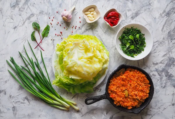 Káposzta főzés göngyölt szőlőlevélbe töltött rizst és a zöldségeket. Vegetáriánus konyha. — Stock Fotó