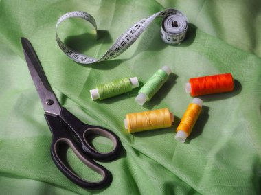 Yeşil kumaş renkli bobin iplik.