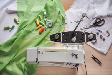 Terzi bir dikiş makinesi üzerinde çalışır. Üretim aşamalarında bir dikiş makinesi döngüsü.