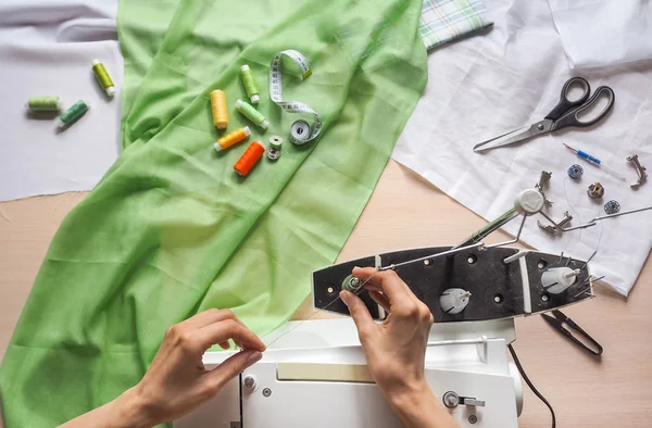 Seamstress funciona em uma máquina de costura. Estágios do ciclo de produção em uma máquina de costura . — Fotografia de Stock
