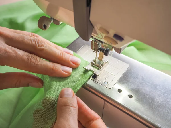 Швачка працює на швейній машинці. Етапи виробничого циклу швейної машини . — стокове фото