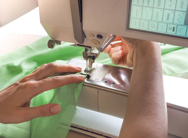 Seamstress funciona em uma máquina de costura. Estágios do ciclo de produção em uma máquina de costura . — Fotografia de Stock