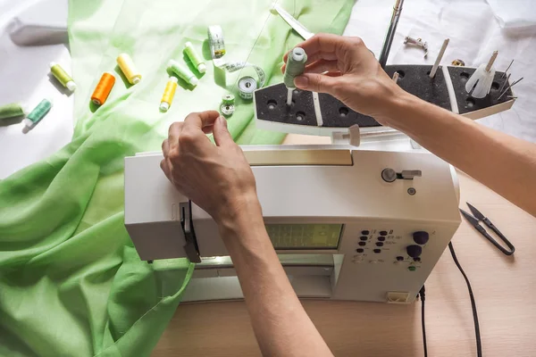 Remplissage des fils de bobine sur la machine à coudre. Étapes du cycle de production sur une machine à coudre . — Photo