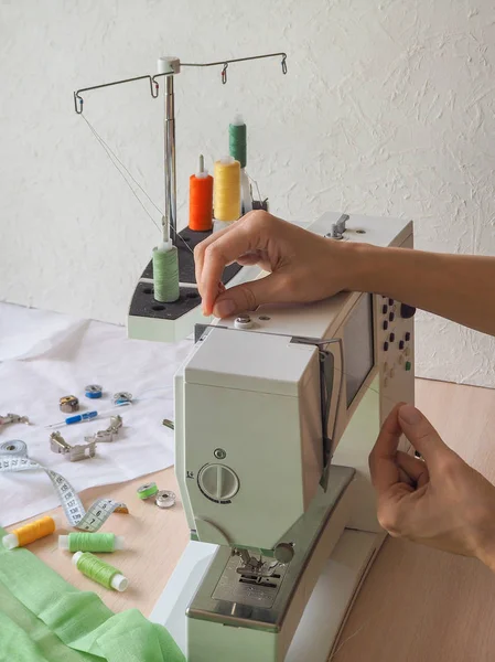 Процес шиття крупним планом на швейній машинці. Промислова швейна машина в приватній майстерні на роботі . — стокове фото