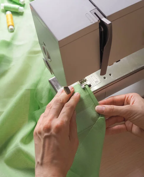 Processo de costura close-up na máquina de costura. Máquina de costura industrial em uma oficina privada no trabalho . — Fotografia de Stock