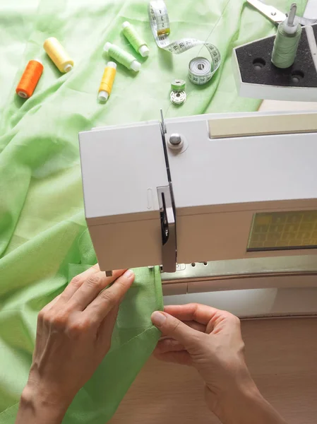 Процес шиття крупним планом на швейній машинці. Промислова швейна машина в приватній майстерні на роботі . — стокове фото