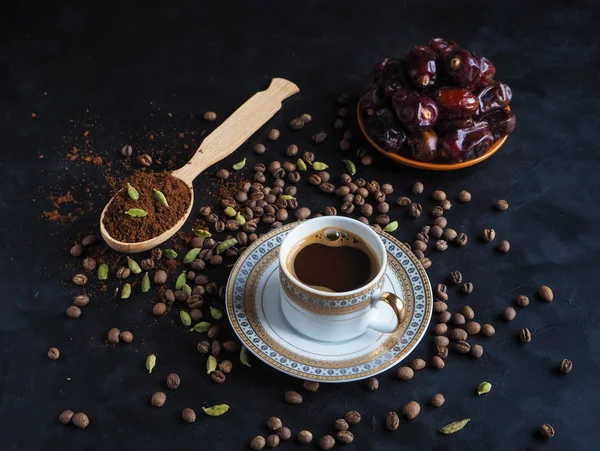 Zwarte koffie met kardemom en datums. Traditionele Arabische koffie. — Stockfoto