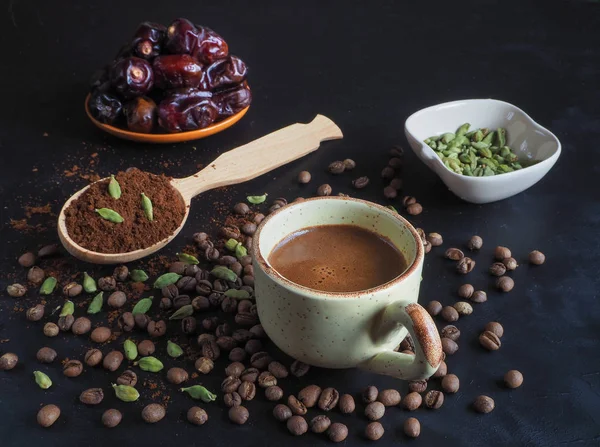 Zwarte koffie met kardemom en datums. Traditionele Arabische koffie. — Stockfoto