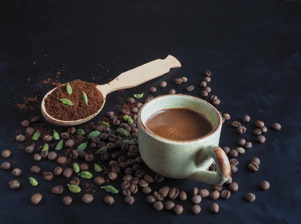 Zwarte koffie met kardemom en datums. Traditionele Arabische koffie. — Stockfoto