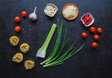 Mantarlı makarna. Siyah bir zemin üzerine spagetti için malzemeler. 