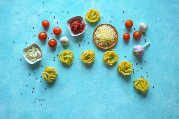 Rå pasta ingredienser på tavlan med kopia utrymme på center. — Stockfoto