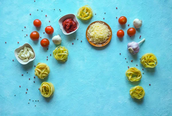 Rå pasta ingredienser på tavlan med kopia utrymme på center. — Stockfoto