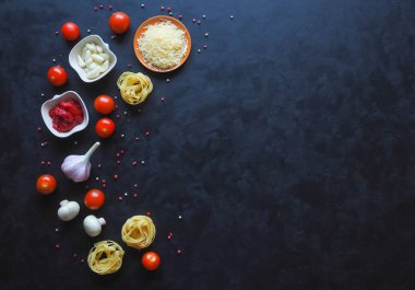 Taze sebze spagetti siyah bir arka plan için. Üstten Görünüm.